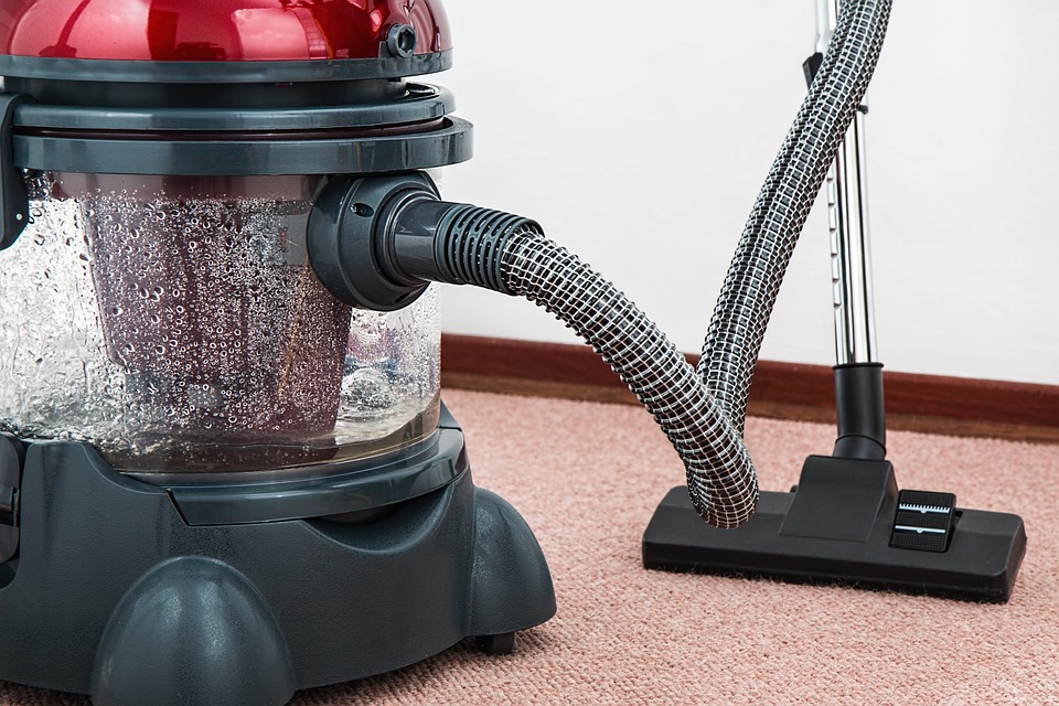 Steam powered vacuum cleaner